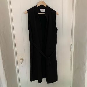 black sleeveless long jacket